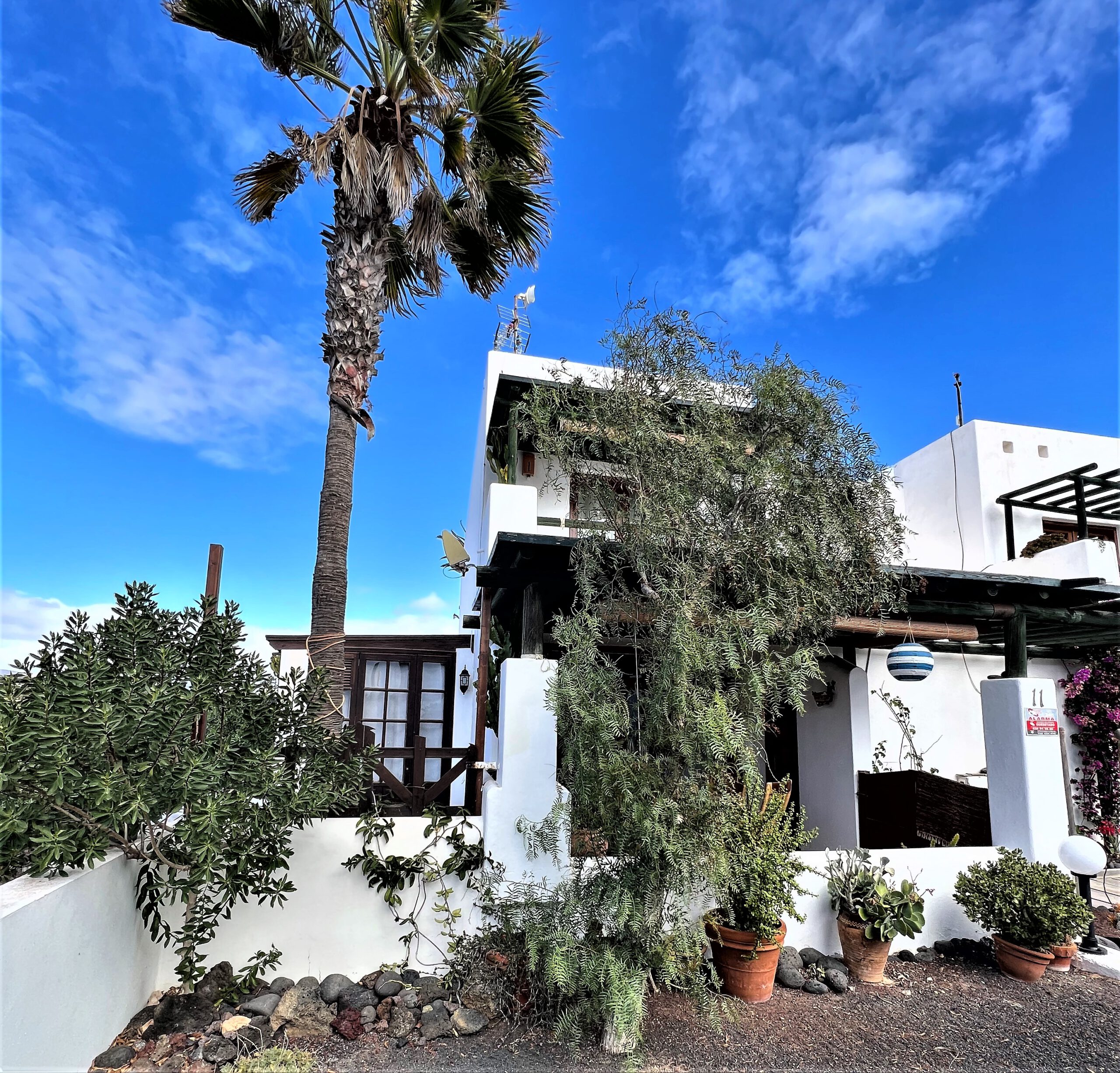 LANZAROTE: EXCLUSIVE RESIDENCE IN A SMALL RESORT WITH POOL